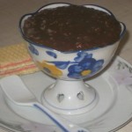 Pudim de chocolate decorado com raspas de chocolate branco Receita de arroz doce com chocolate