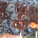 Pirulito de Chocolate sem forminha Receita de pirulito de chocolate em formato de coelhinho