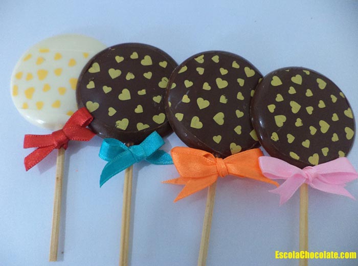 Como fazer pirulitos de chocolate decorados com transfer