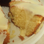 Como fazer bolo no pote: receita fácil Receita de bolo de iogurte com creme de chocolate branco